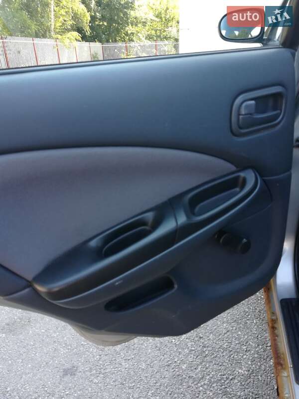 Седан Nissan Almera 2004 в Дніпрі