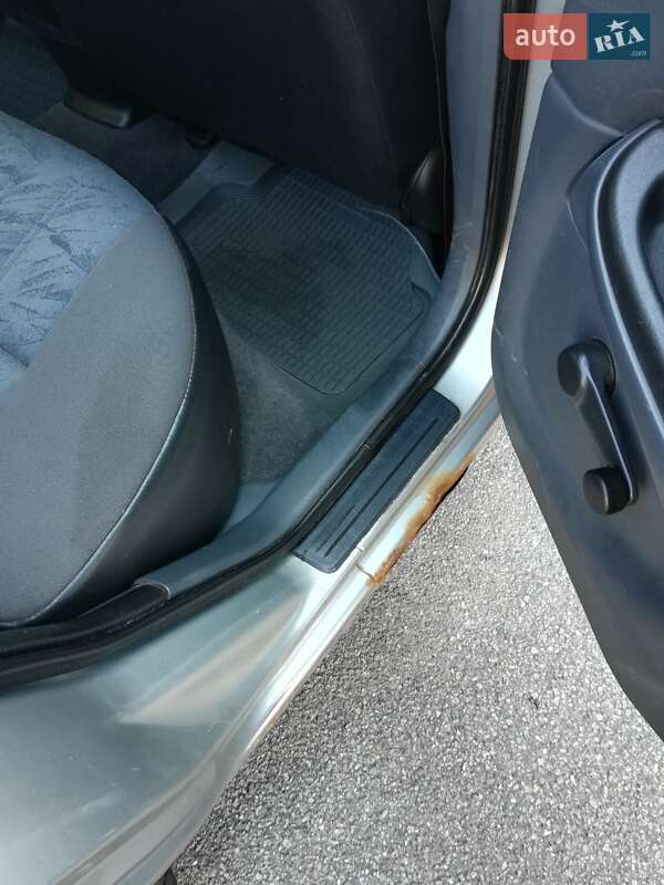 Седан Nissan Almera 2004 в Дніпрі