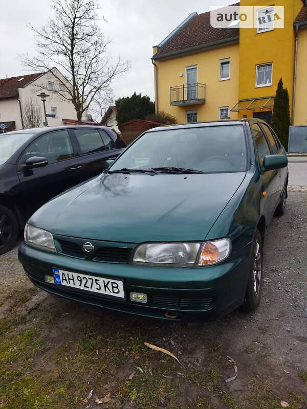 Седан Nissan Almera 1996 в Турийске