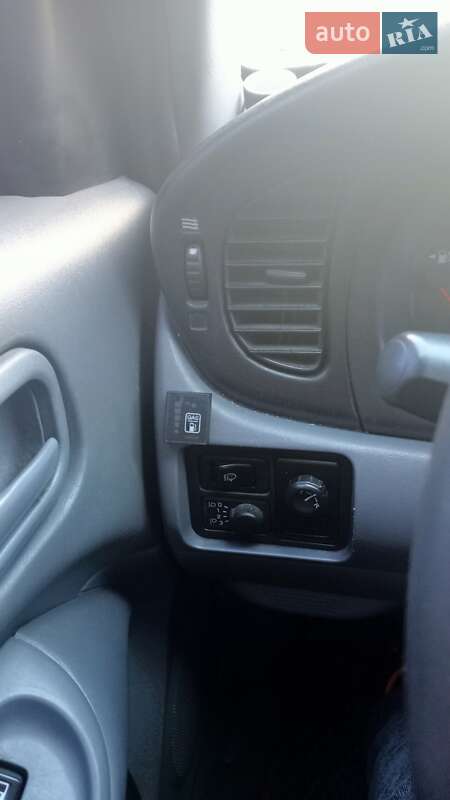 Седан Nissan Almera 2003 в Рівному