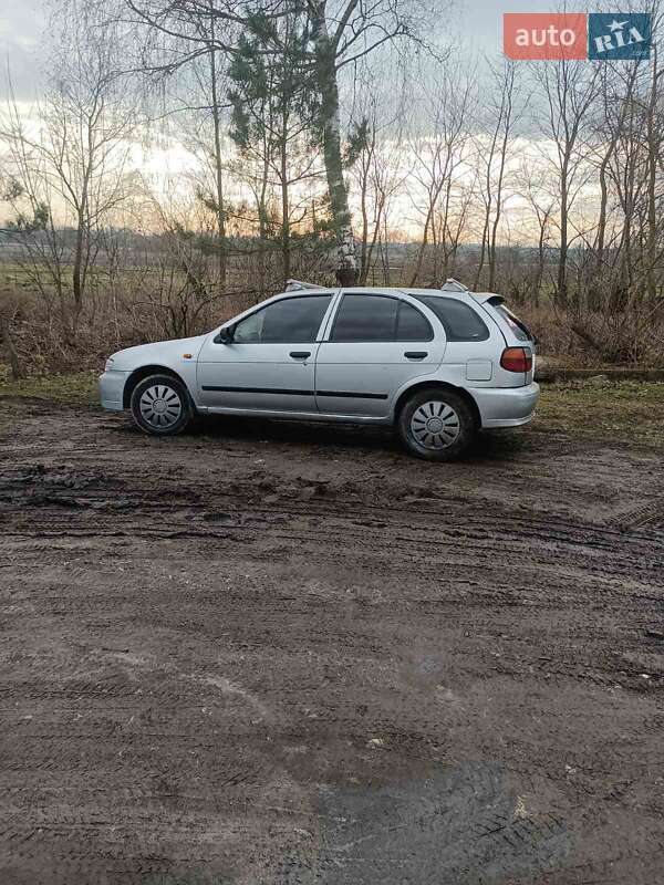 Хетчбек Nissan Almera 1996 в Теофіполі