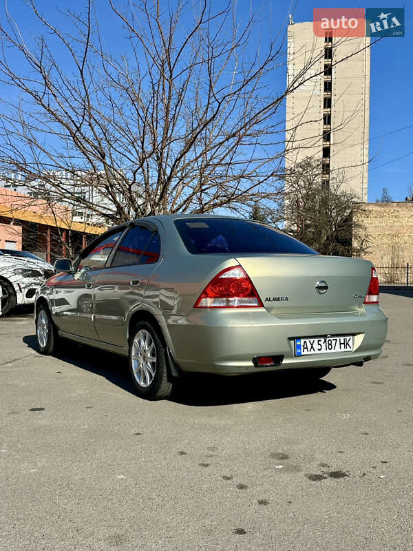 Седан Nissan Almera 2011 в Киеве