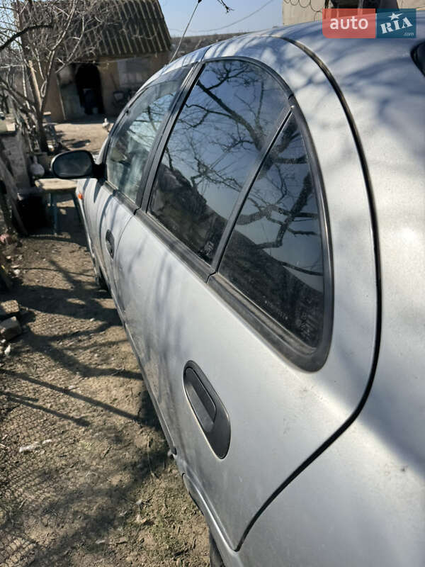 Седан Nissan Almera 2000 в Одесі