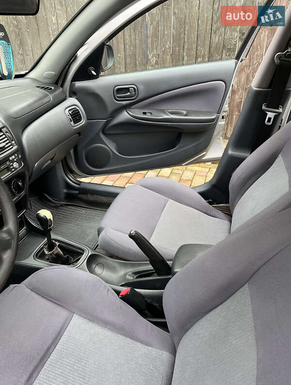 Седан Nissan Almera 2005 в Ужгороді