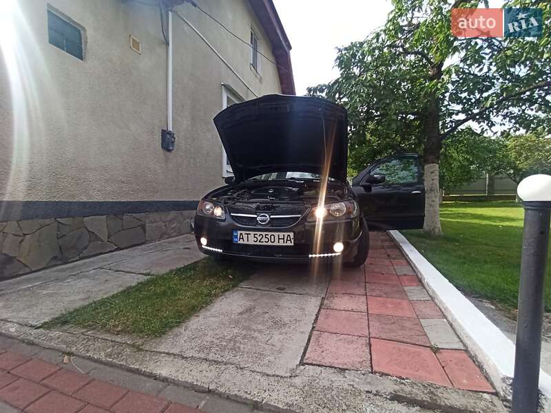 Хэтчбек Nissan Almera 2004 в Калуше