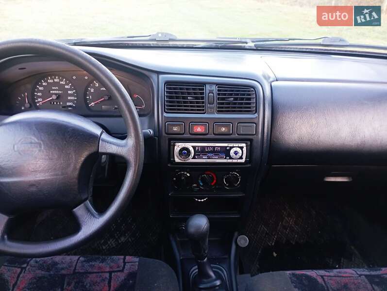 Седан Nissan Almera 1996 в Львове