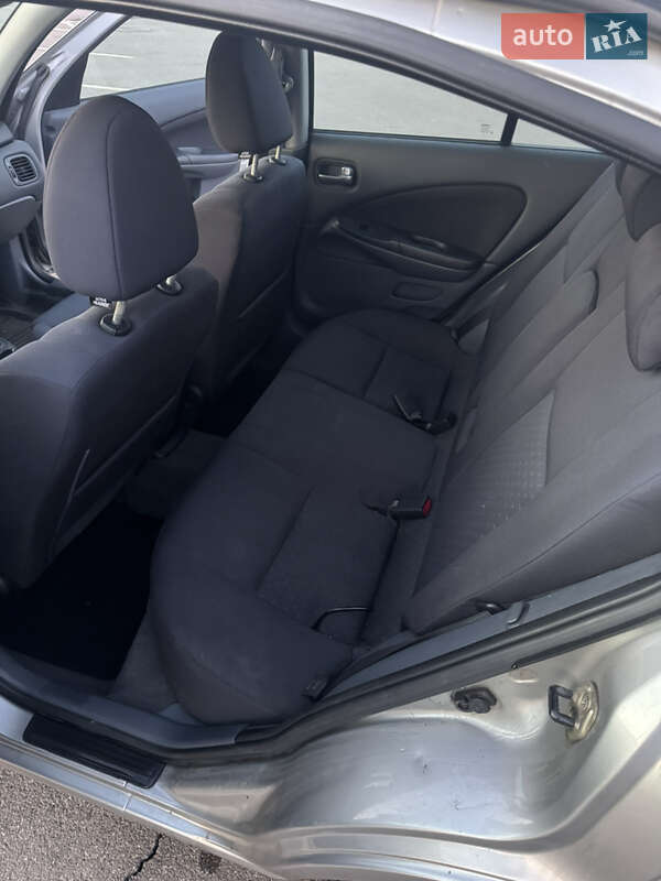 Хэтчбек Nissan Almera 2004 в Кривом Роге