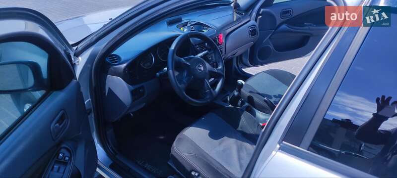 Седан Nissan Almera 2004 в Одесі