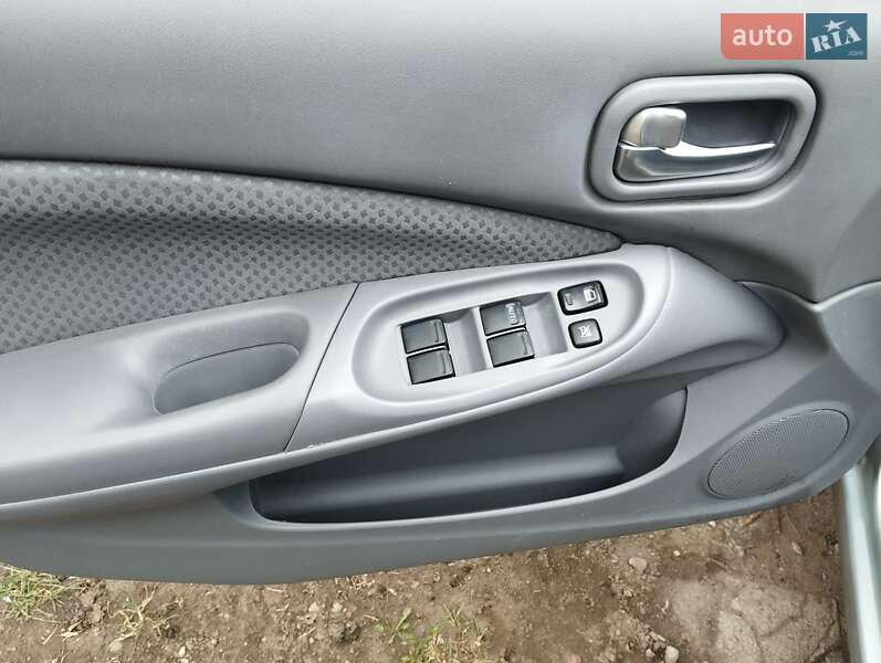 Хетчбек Nissan Almera 2003 в Чернівцях