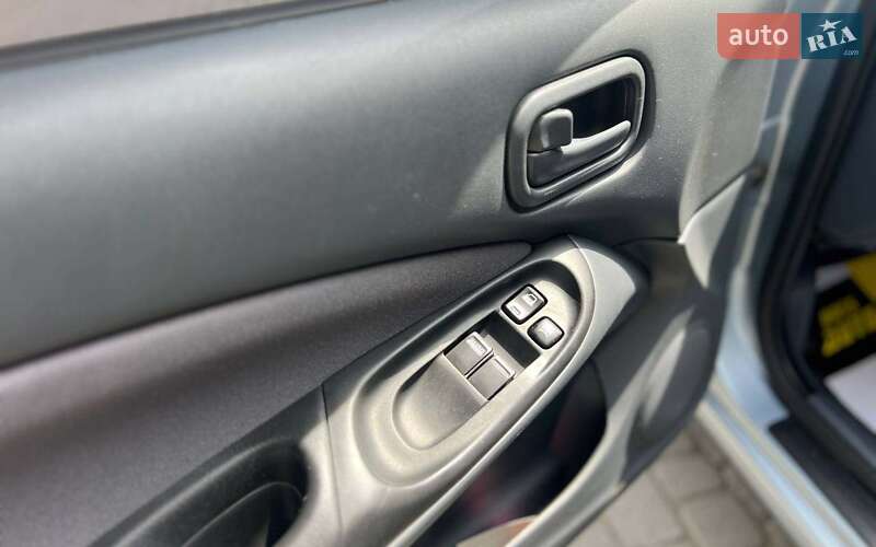 Седан Nissan Almera 2004 в Ивано-Франковске