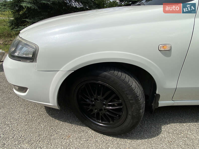 Седан Nissan Almera 2012 в Тернополе