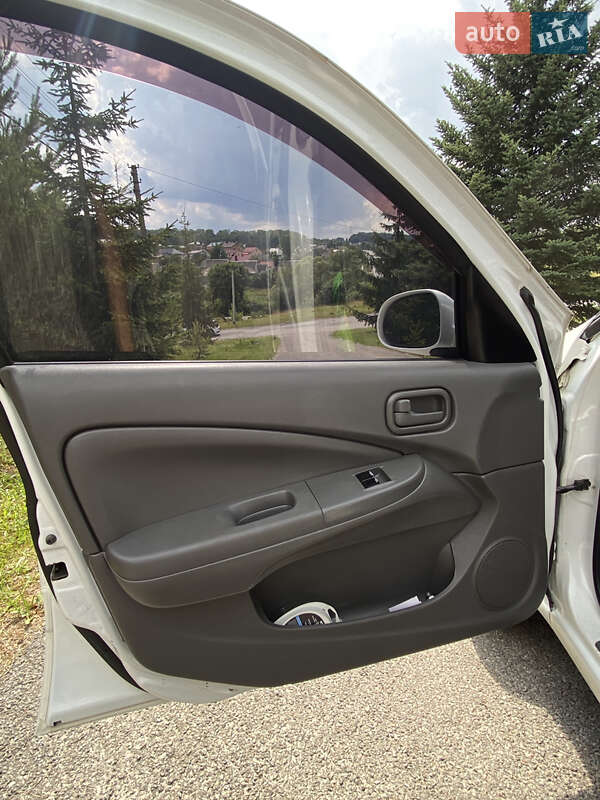 Седан Nissan Almera 2012 в Тернополе