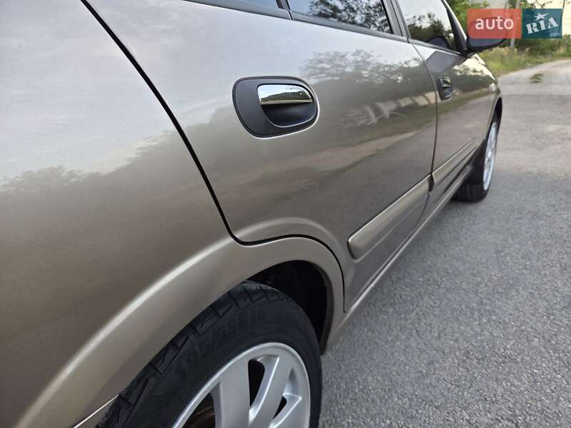 Седан Nissan Almera 2005 в Каменском