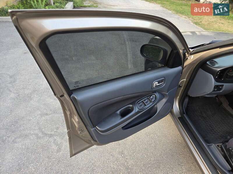 Седан Nissan Almera 2005 в Каменском