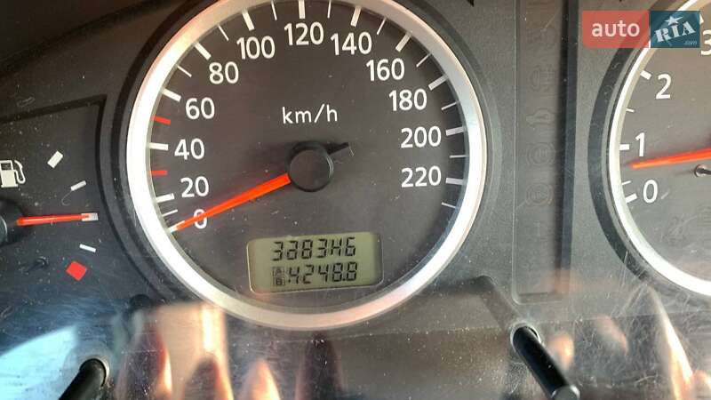 Седан Nissan Almera 2004 в Києві