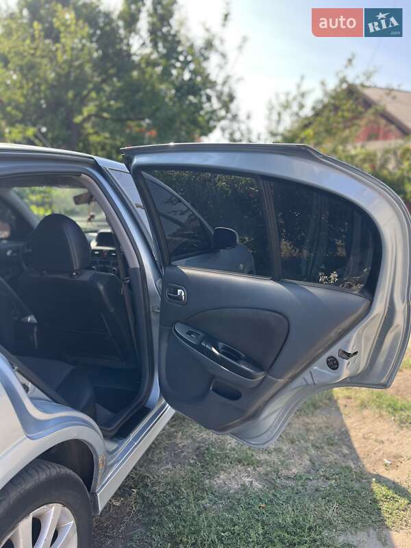 Хэтчбек Nissan Almera 2006 в Днепре