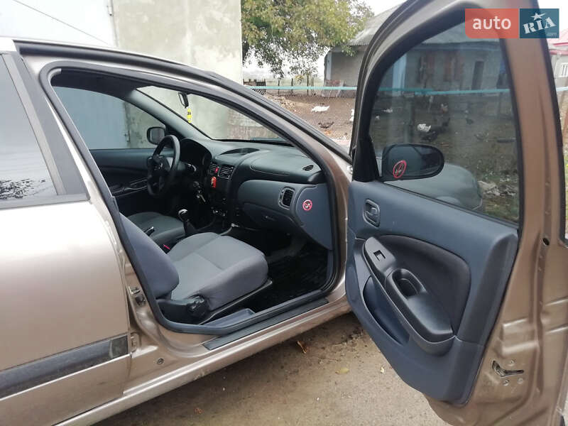 Седан Nissan Almera 2005 в Подільську