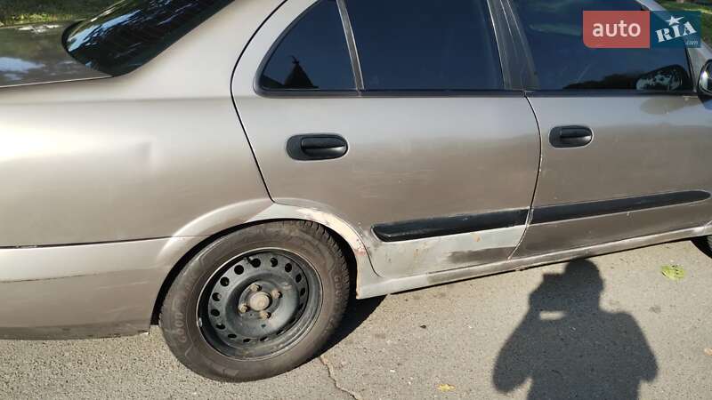 Седан Nissan Almera 2005 в Фастові