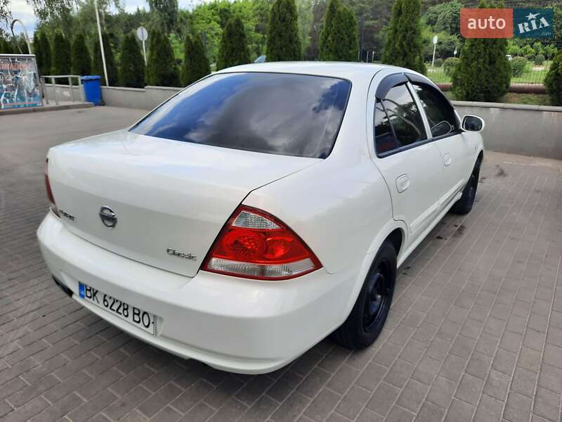 Седан Nissan Almera 2012 в Вараші