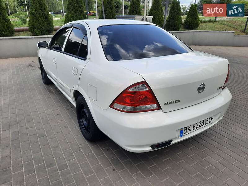 Седан Nissan Almera 2012 в Вараші