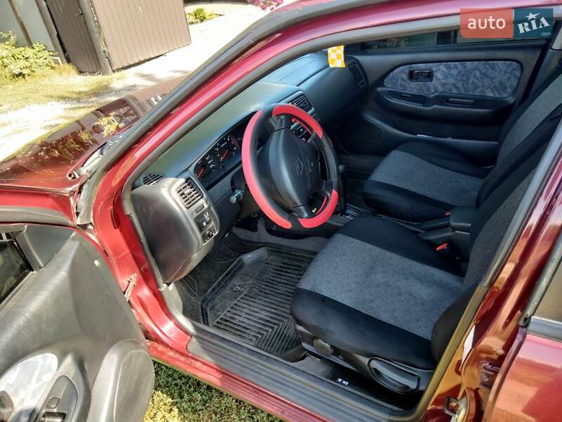 Седан Nissan Almera 1998 в Липовці