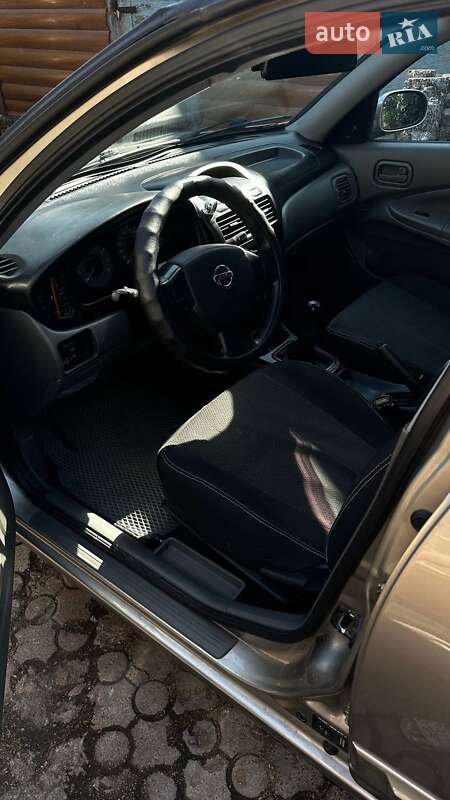 Седан Nissan Almera 2011 в Коростене