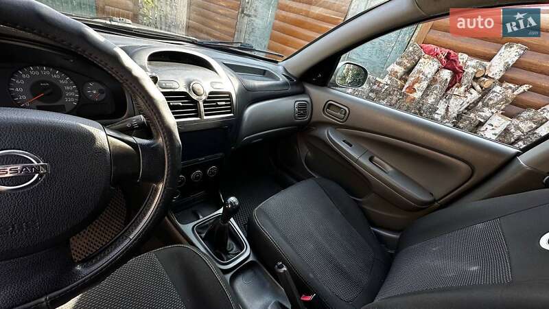 Седан Nissan Almera 2011 в Коростене