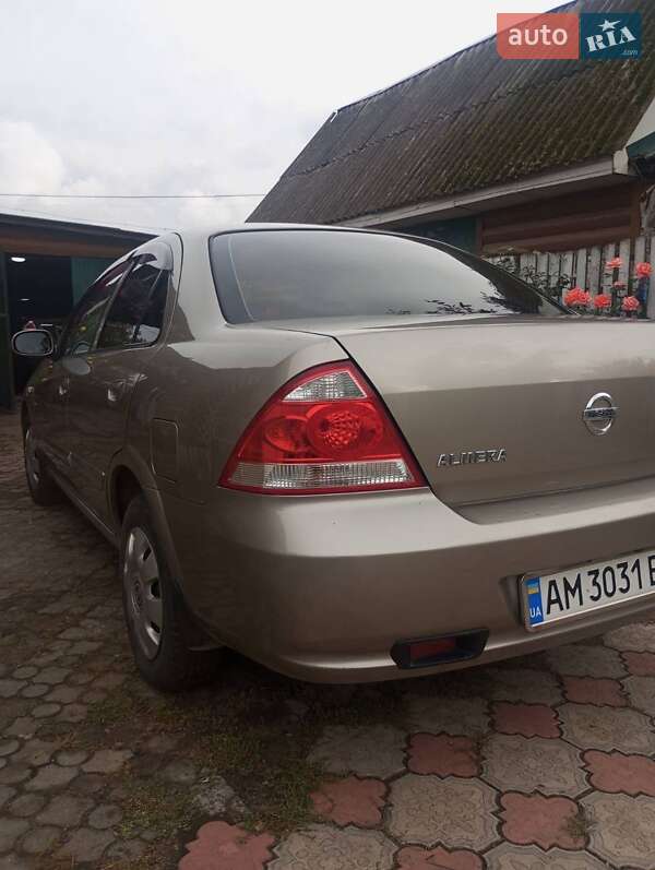 Седан Nissan Almera 2011 в Коростене