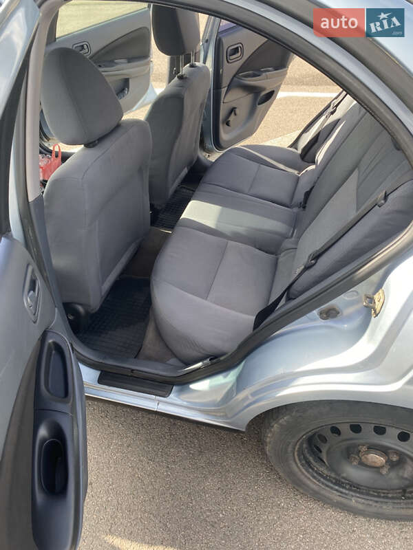 Седан Nissan Almera 2005 в Ровно