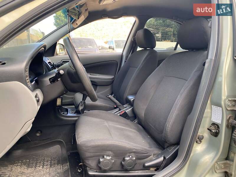 Седан Nissan Almera 2010 в Києві