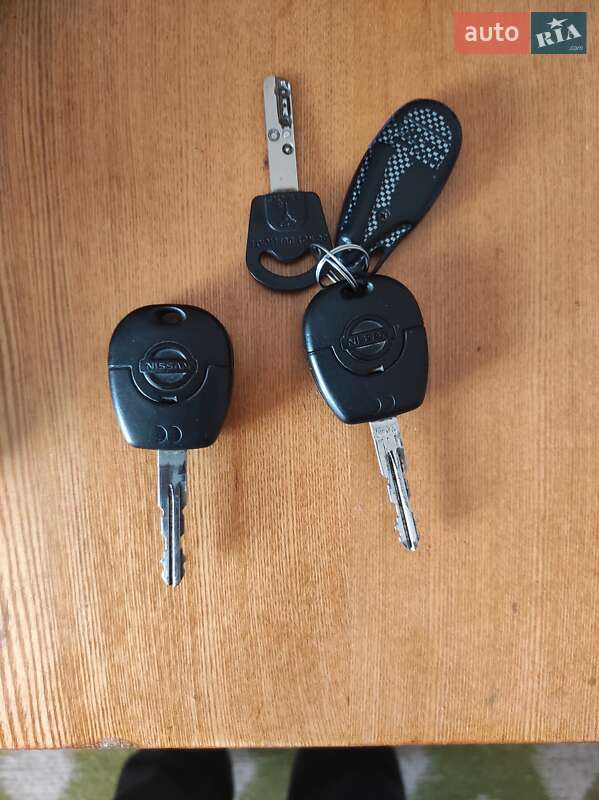 Хэтчбек Nissan Almera 2003 в Бродах