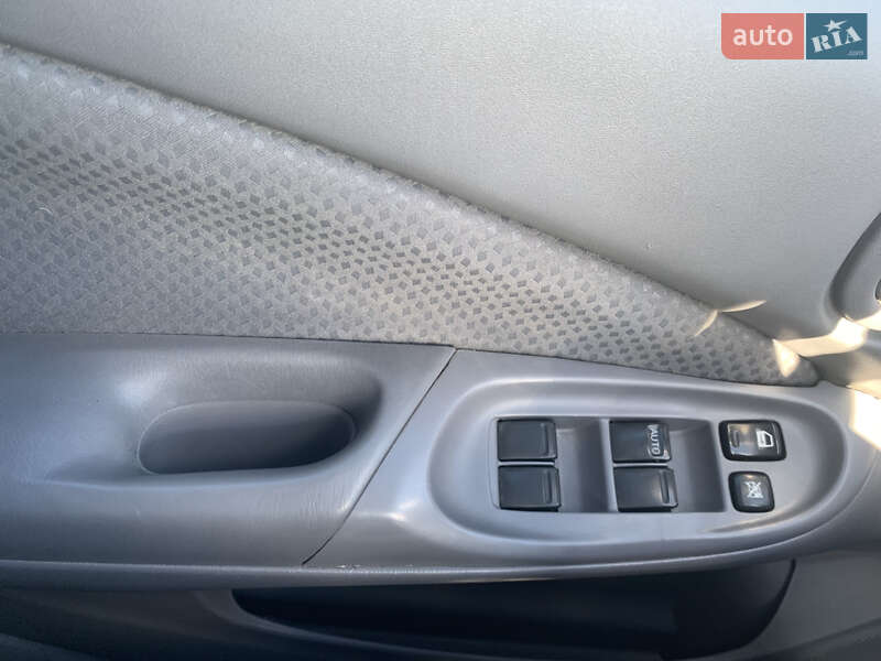 Хетчбек Nissan Almera 2003 в Чернівцях