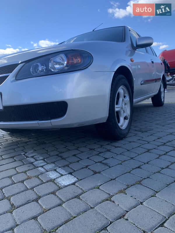 Хетчбек Nissan Almera 2003 в Чернівцях