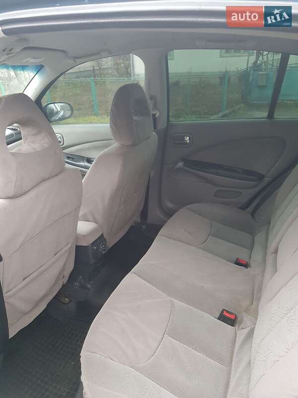 Хэтчбек Nissan Almera 2000 в Надворной