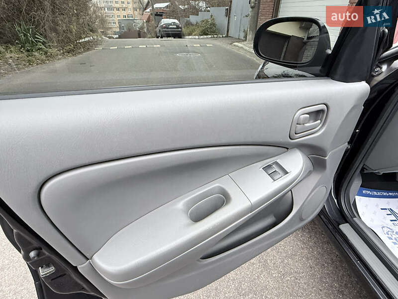 Седан Nissan Almera 2010 в Киеве