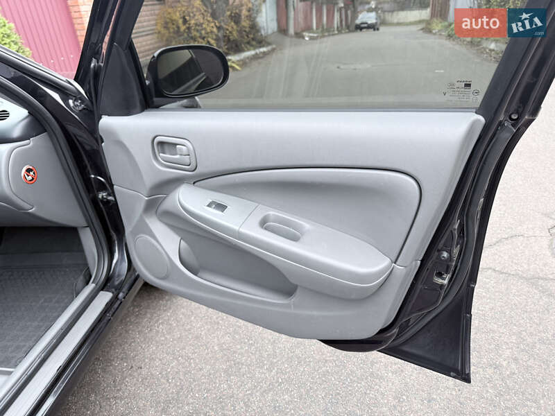 Седан Nissan Almera 2010 в Киеве