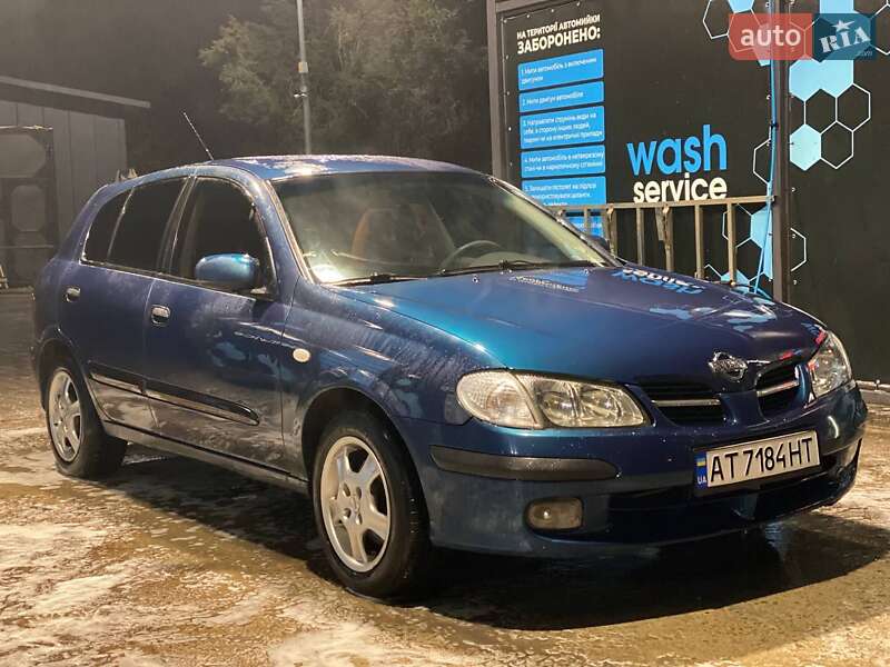 Хэтчбек Nissan Almera 2000 в Надворной