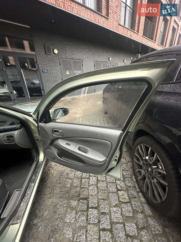 Седан Nissan Almera 2011 в Киеве