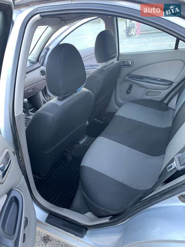 Седан Nissan Almera 2001 в Ужгороді