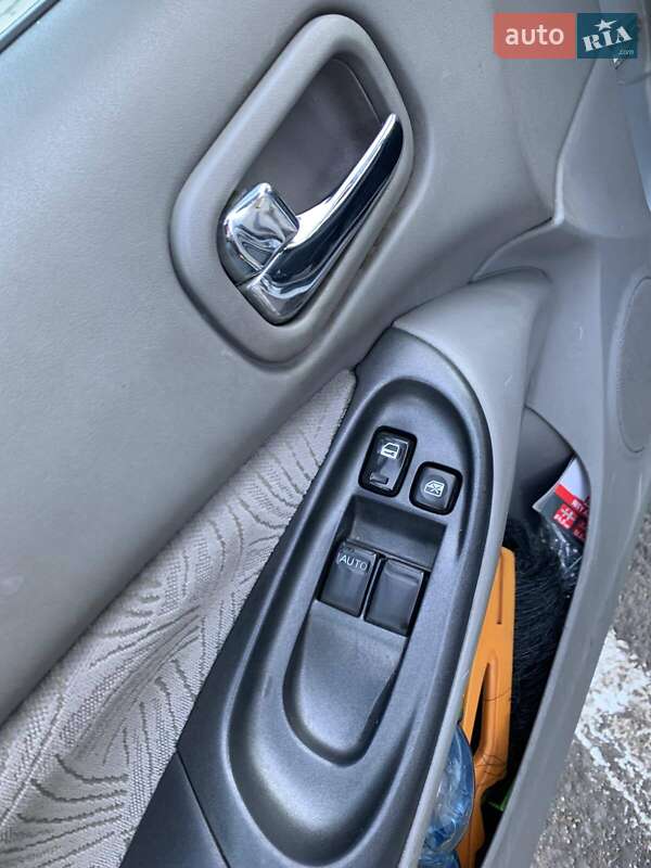 Седан Nissan Almera 2001 в Ужгороді