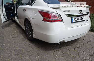 Седан Nissan Altima 2015 в Ужгороде