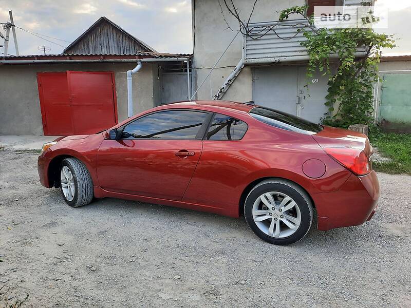 Купе Nissan Altima 2013 в Чорткові