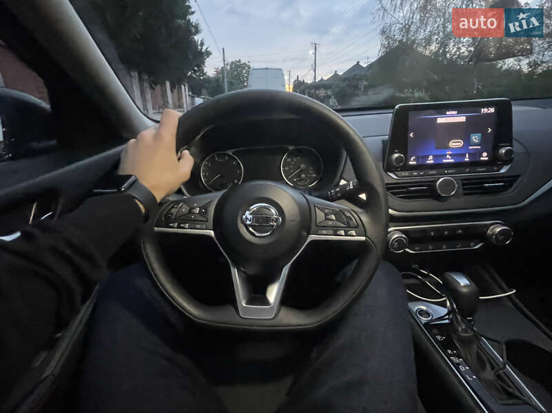 Седан Nissan Altima 2019 в Виноградові