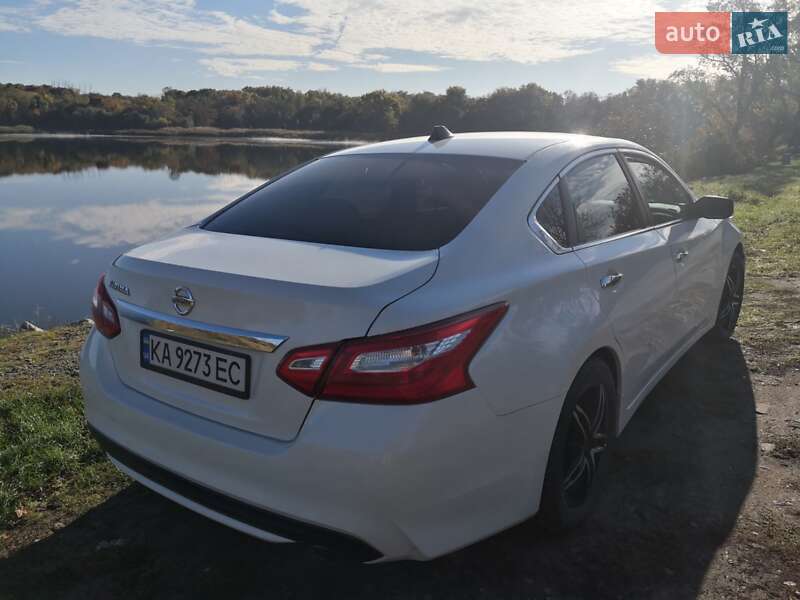 Седан Nissan Altima 2016 в Жовтих Водах