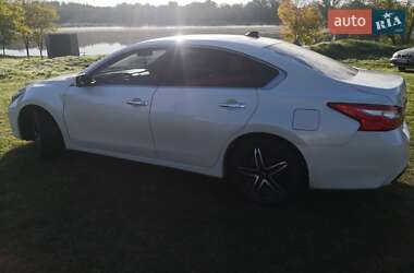 Седан Nissan Altima 2016 в 