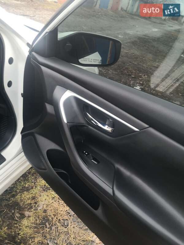 Седан Nissan Altima 2016 в Жовтих Водах