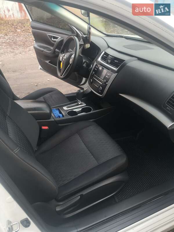 Седан Nissan Altima 2016 в Жовтих Водах