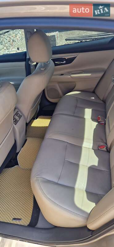 Седан Nissan Altima 2014 в Заводське