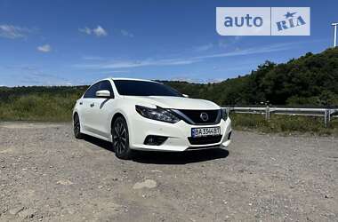 Седан Nissan Altima 2017 в Кропивницком