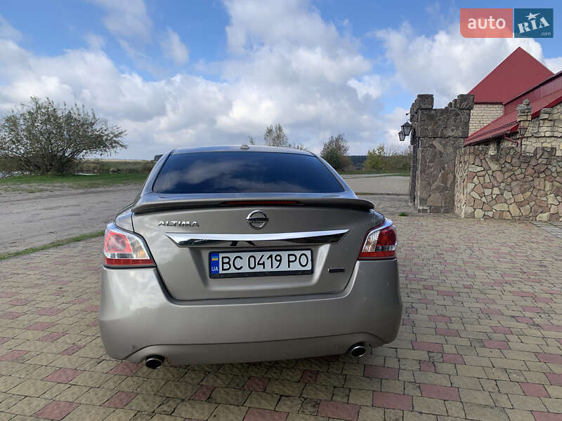 Седан Nissan Altima 2015 в Золочеві